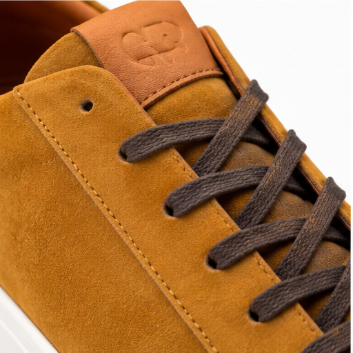 Detalle de cuero y cordones Deportivo Amaretto mostaza hombre