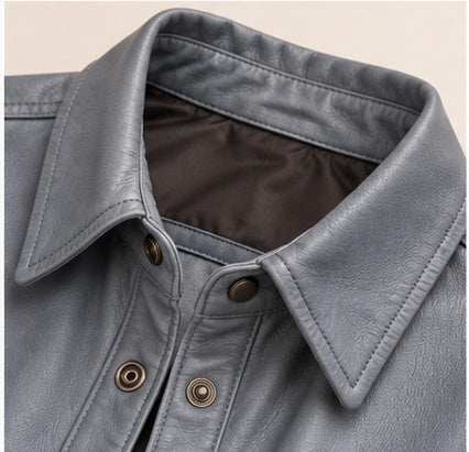 Detalle cuello blusón azul gris Germán Patiño