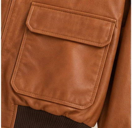 Detalle de bolsillo de chaqueta bomber miel