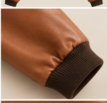 Detalle de puño tejido de chaqueta bomber miel