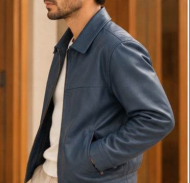 Chaqueta azul de cuero para hombre vista lateral