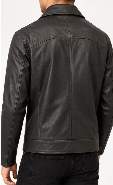 Modelo hombre usando chaqueta biker de cuero negra Germán Patiño vista posterior