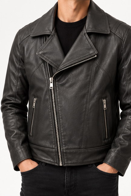 Modelo hombre usando chaqueta biker de cuero negra Germán Patiño