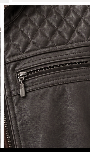 Detalle de bolsillo superior de chaqueta de cuero café Germán Patiño