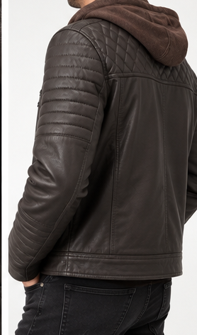 Modelo hombre usando chaqueta de cuero café Germán Patiño vista posterior