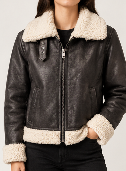 Modelo mujer usando chaqueta de cuero oscura con detalles en ovejero Germán Patiño
