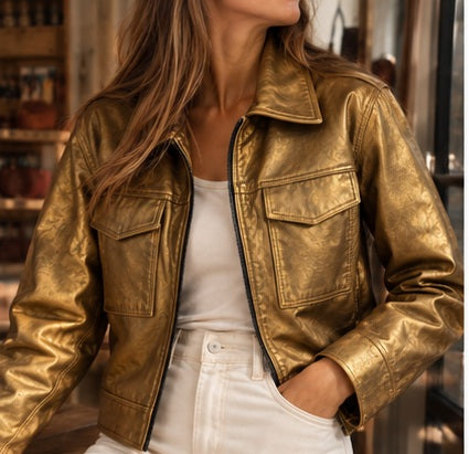 Chaqueta dorada de cuero para dama en modelo