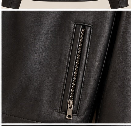 Detalle de bolsillo de chaqueta negra de cuero para hombre