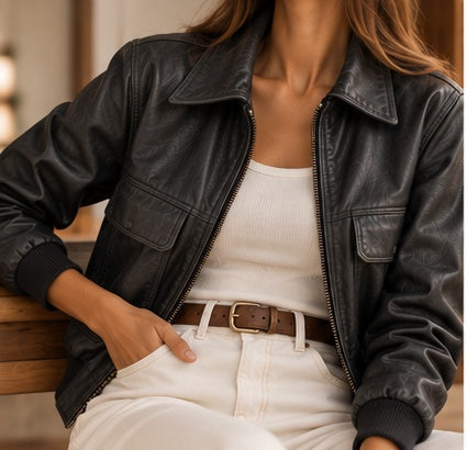 Chaqueta negra bomber de cuero para dama - modelo sin rostro