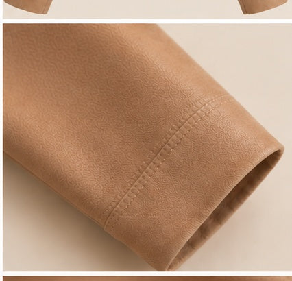 Detalle de manga de chaqueta corta oversize de cuero