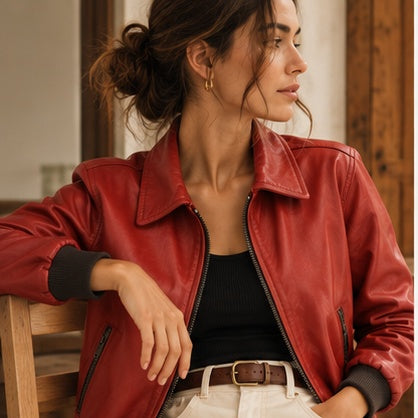Chaqueta roja de cuero Germán Patiño en modelo